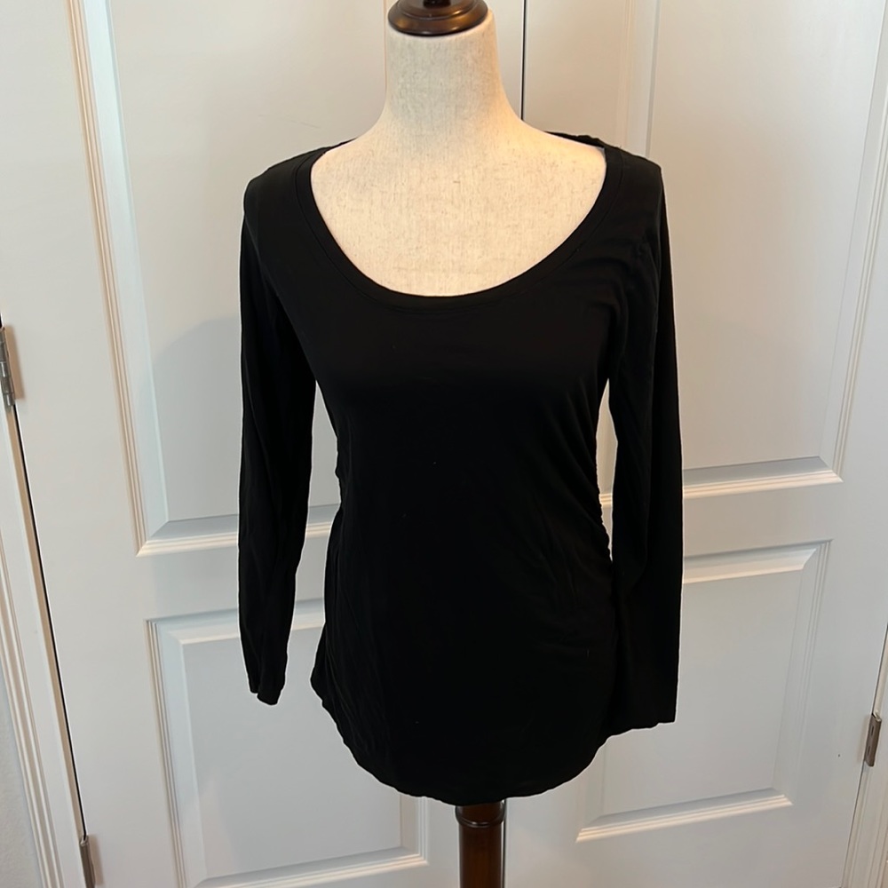 Black scoop neck long sleeve shirred maternity tee size M